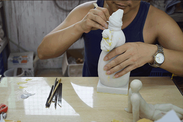 在手办定制过程中，工匠扎实的树脂雕刻技巧和形象描绘能力是非常重要的！