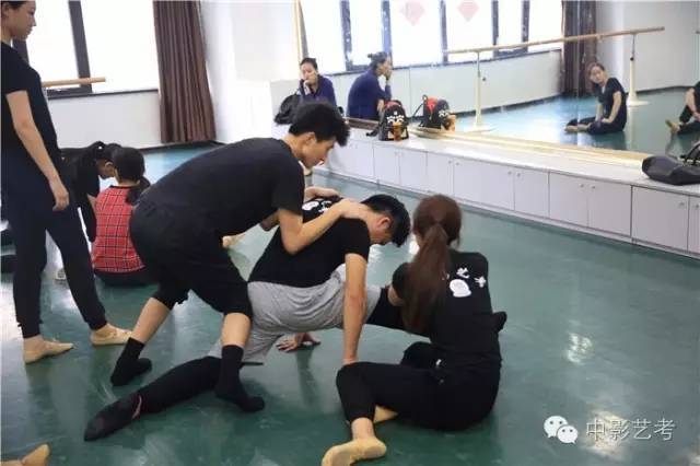 啦啦操“舞”动大田(图1)